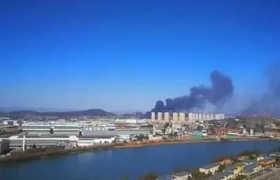 倉(cāng)庫(kù)里往外冒著滾滾黑煙，把周圍的天空染上烏黑色。
